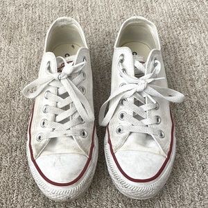 White Converse in a Women’s Size 7, red lining on the sides, white laces!!